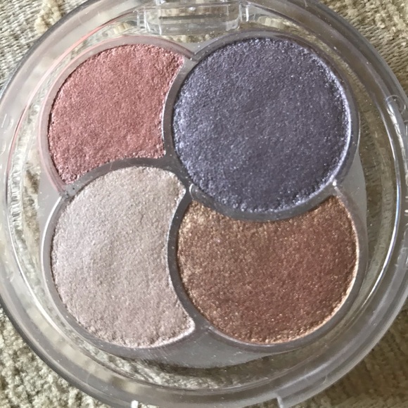 BUY 2 LISTINGS GET THIS FREE Essence Eyeshadow Set - Picture 3 of 4